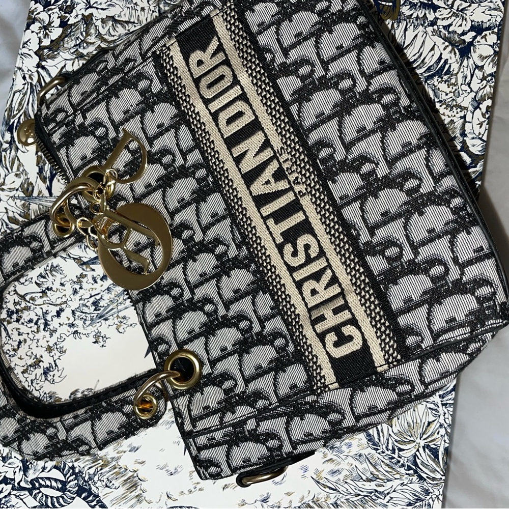 MEDIUM LADY D-LITE BAG
Black and White Plan de Paris Embroidery - Picture 4 of 5